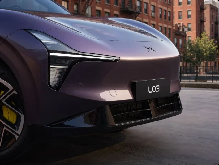 La Xpeng L03, face avant avec des etriers de freins brembo jaunes